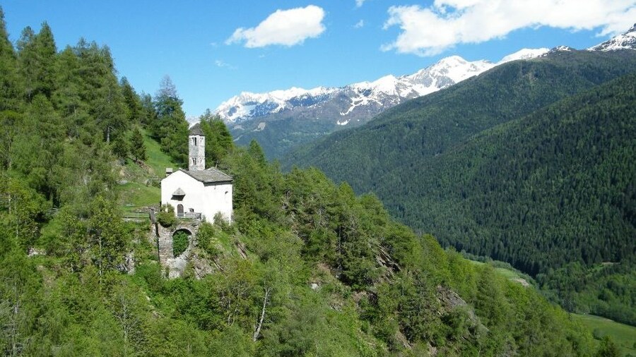 Photo "Church of St. Clemens. Vezza d'Oglio, Val Camonica" by Luca Giarelli (Creative Commons Attribution-Share Alike 3.0) / Cropped from original