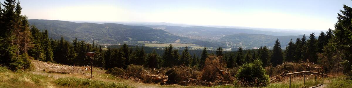 Photo "vom großen Beerberg" by holger mohaupt (Creative Commons Attribution-Share Alike 3.0) / Cropped from original