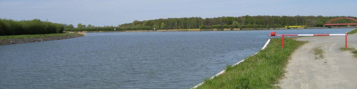 Photo "Bifurcation Mittellandkanal and Elbe-Seitenkanal (Elbe Lateral Canal)" by Maarten Sepp (Creative Commons Attribution-Share Alike 3.0) / Cropped from original