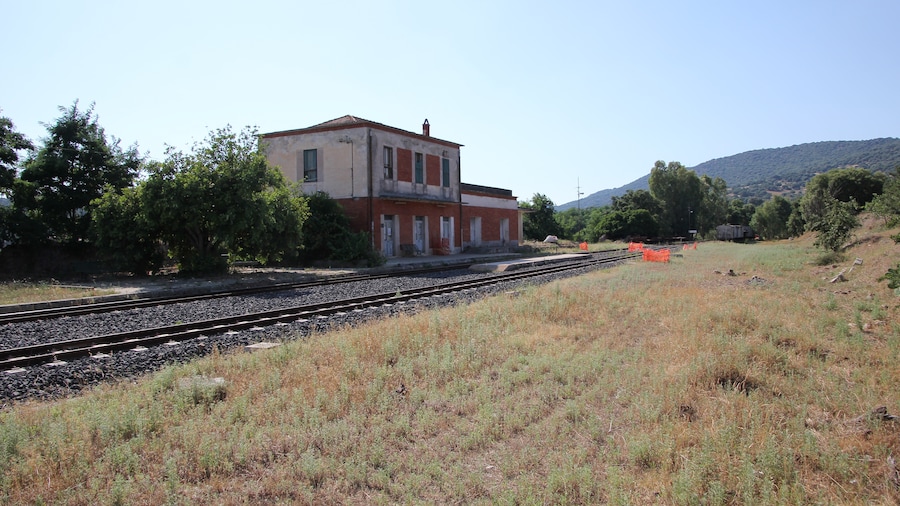 Photo "Oniferi, stazione ferroviaria" by Discanto (Creative Commons Attribution-Share Alike 4.0) / Cropped from original