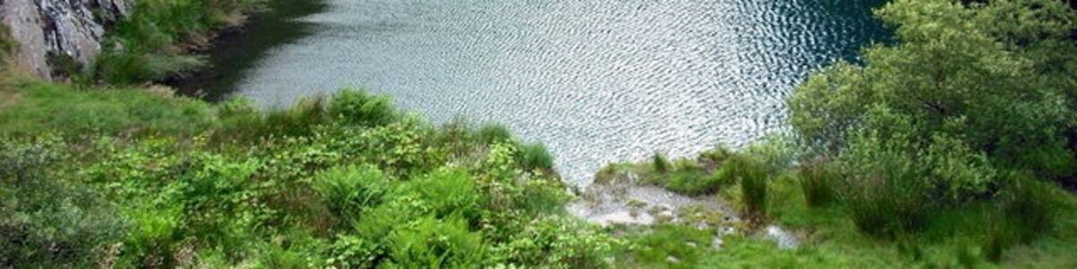 Photo "Pool in the quarry The excavated slate working here became a reservoir of water that was used to drive a turbine below." by Bob Helms (Creative Commons Attribution-Share Alike 2.0) / Cropped from original