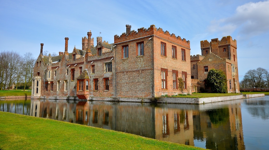 Photo "Oxburgh Hall" by Martin Pettitt (CC BY) / Cropped from original