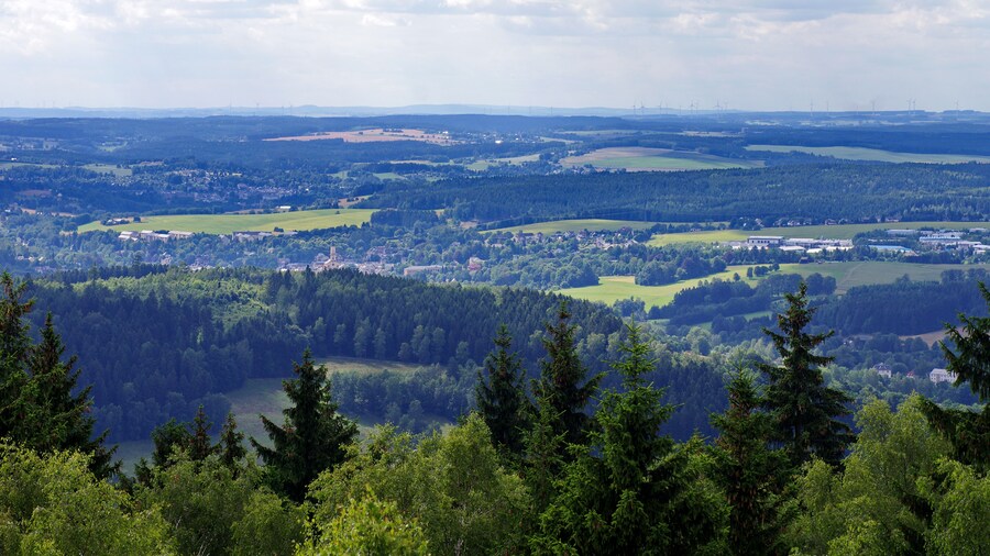 Photo "Přírodní památka Vysoký kámen, pohled západním směrem na obce Erlbach v Německu" by Lubor Ferenc (Creative Commons Attribution-Share Alike 4.0) / Cropped from original