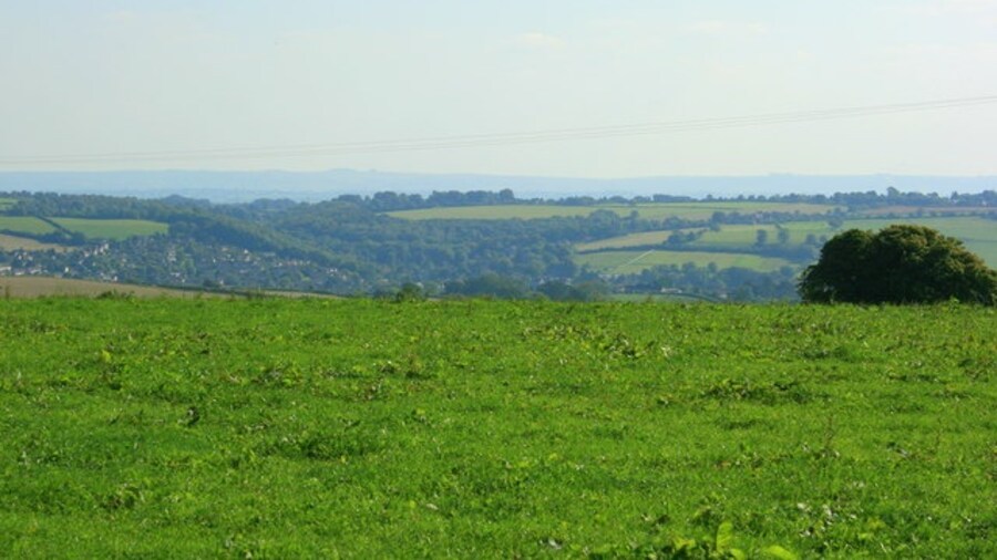 Photo "East of south from Bath Road, Colerne The pasture soon drops into the valley, with Lid Brook at the bottom. Box is on the far hillside to the left." by Maurice Pullin (Creative Commons Attribution-Share Alike 2.0) / Cropped from original