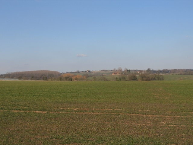 View from Cock Bevington. This square is largely open farmland as seen in this view looking NNE from the lane to Bevington Waste. Just to the right of centre the white gables of the house at Wood Bevington 131776 can be seen, and in the distance slightly to the left is Weethley Church 7922