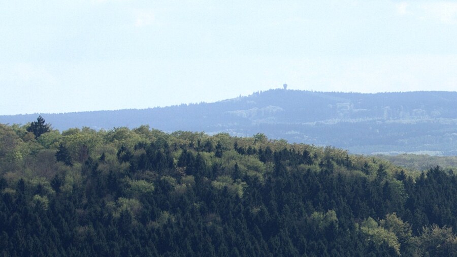 Photo "View from north to Montabaurer Höhe mountain range in Westerwald, Germany. Seen from Quirnbach village." by undefined (Creative Commons Zero, Public Domain Dedication) / Cropped from original