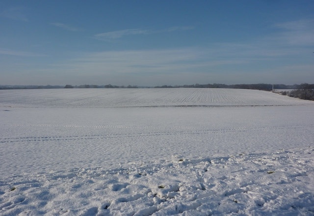 Snow covered field west of Elmswell A very large open field seen from Parnell Lane.