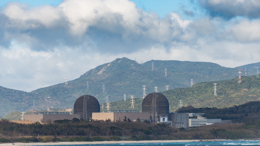 Photo "Hengchun Township, Taiwan: Maanshan Nuclear Power Plant" by Cccefalon (Creative Commons Attribution-Share Alike 3.0) / Cropped from original