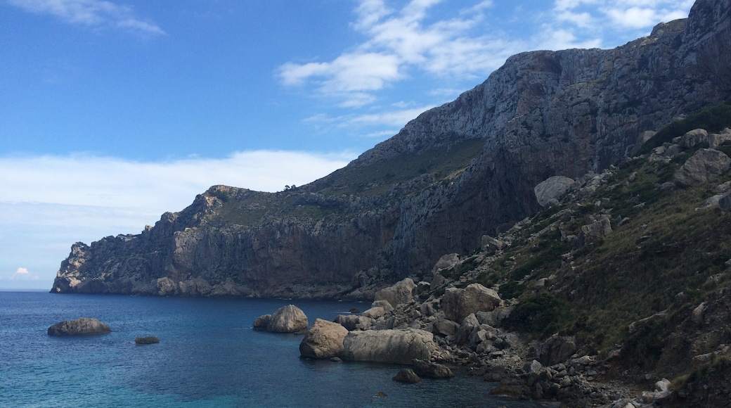 Photo "Cala Figuera" by Sergei Gussev (CC BY) / Cropped from original