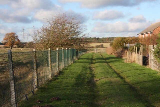 Track to rear of houses at Barnham This track leads to the rear of houses in Ellington Road, Barnham. The roads on this small housing estate, formerly base housing for staff at RAF Barnham, are named after former Chiefs of Air Staff. Sir Edward Ellington was appointed in 1933.