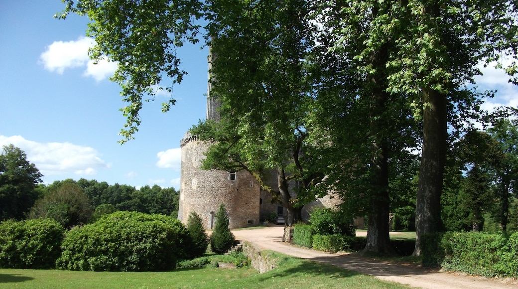 Billede "Chateau de Montbrun" af Rslr22 (page does not exist) (CC BY-SA) / beskåret fra det originale billede