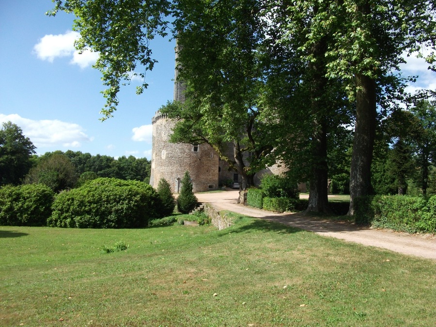 This building is indexed in the Base Mérimée, a database of architectural heritage maintained by the French Ministry of Culture, under the reference PA00100299 .