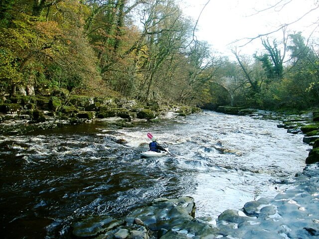 Foto "Egglestone Abbey" de Andy Waddington (CC BY-SA) / Recortada do original