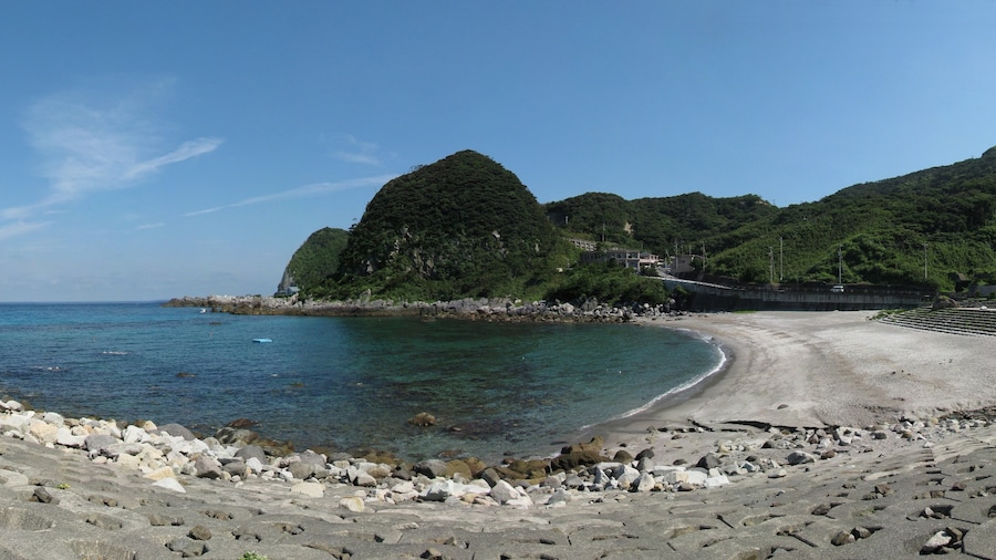 Photo "Sawajiri beach, Kozushima" by ninpuukamui (Creative Commons Attribution-Share Alike 3.0) / Cropped from original