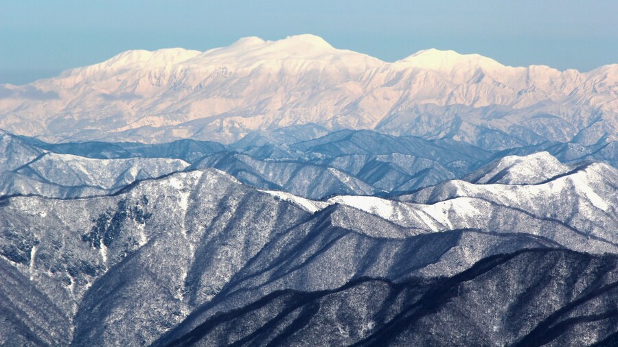 Photo "Mount Haku(center) and Mount Bessan(right) from Mount Ibuki." by Alpsdake (Creative Commons Attribution-Share Alike 3.0) / Cropped from original