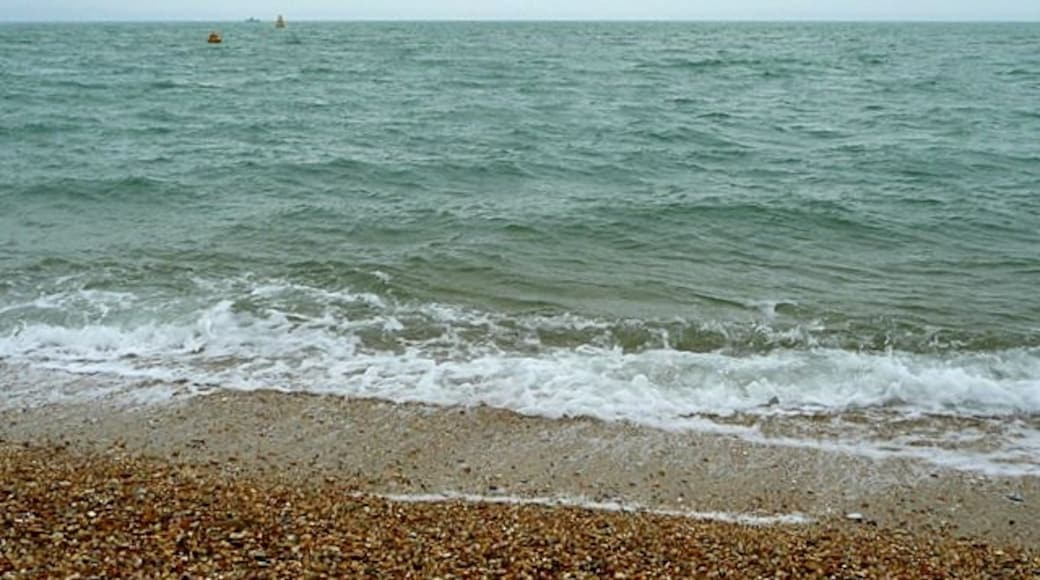 Photo "Stokes Bay Beach" by Graham Horn (CC BY-SA) / Cropped from original