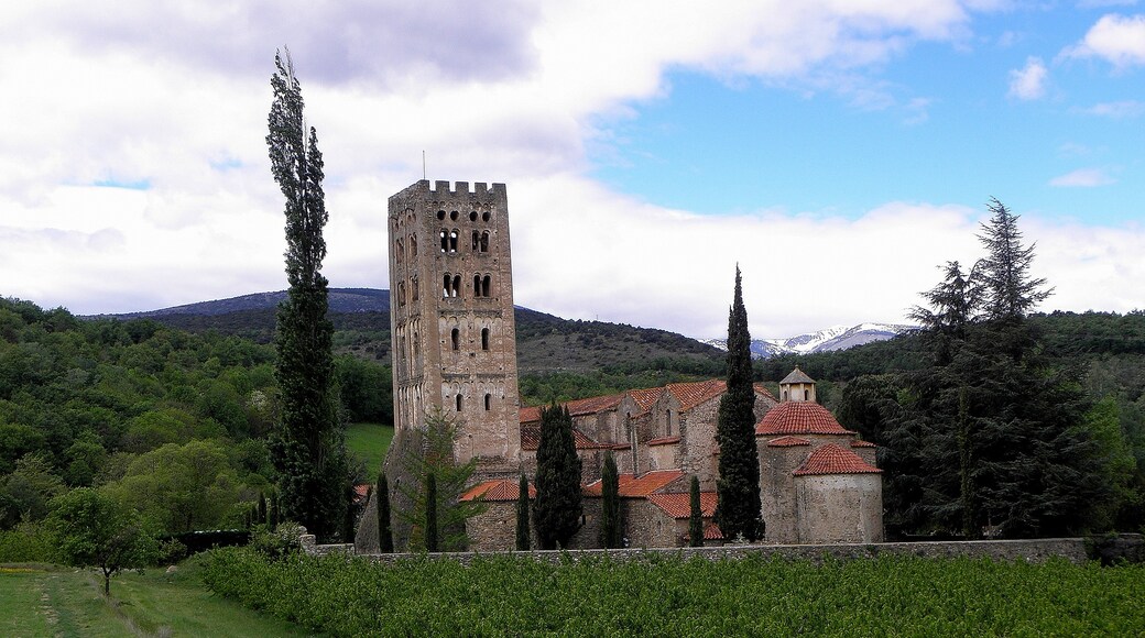 Photo "St-Michel-de-Cuixa Abbey" by GO69 (CC BY-SA) / Cropped from original