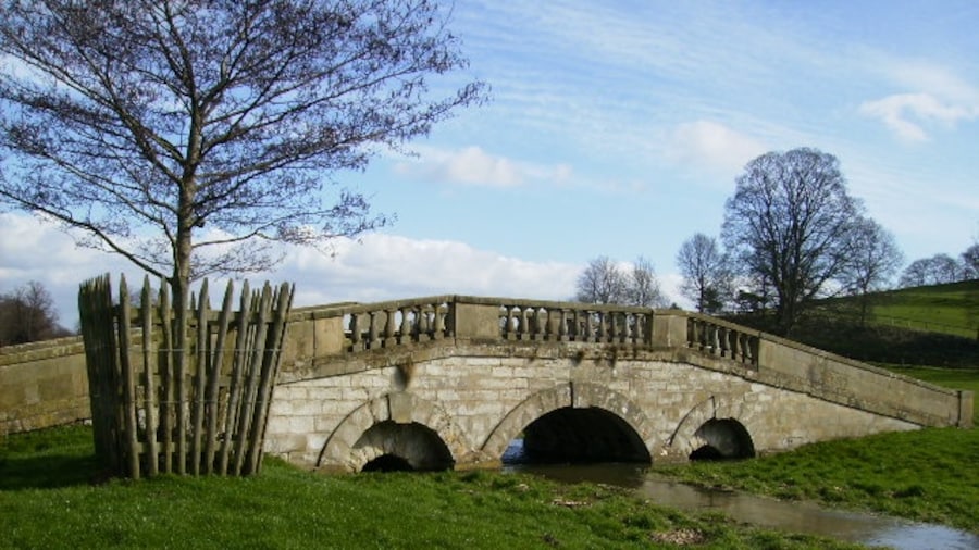 Photo "Pickering Bridge in Hovingham Park" by Phil Catterall (Creative Commons Attribution-Share Alike 2.0) / Cropped from original