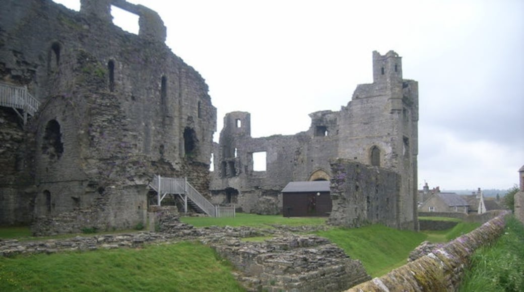 Foto ‘Middleham Castle’ van UK Payphone Directory (CC BY-SA) / bijgesneden versie van origineel
