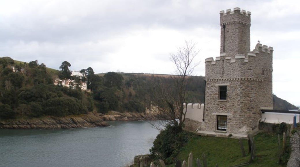 Roger Cornfoot (CC BY-SA) 的「達特茅斯城堡」相片 / 裁剪自原有相片