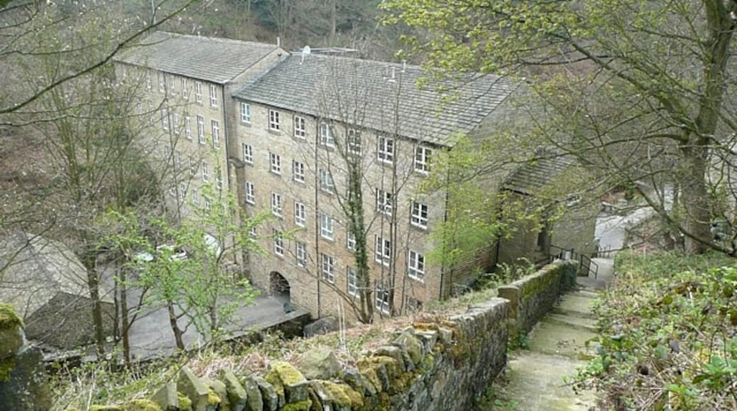 Foto „New Mill“ von Humphrey Bolton (CC BY-SA)/zugeschnittenes Original