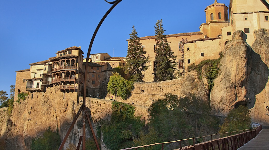 Foto "Casas Colgadas de Cuenca" por Tomás Fano (CC BY-SA) / Recortada de la original