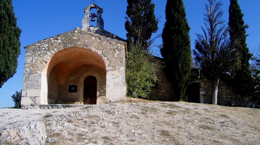Photo "Saint-Sixte of Eygalières Chapel" by rene boulay (CC BY-SA) / Cropped from original