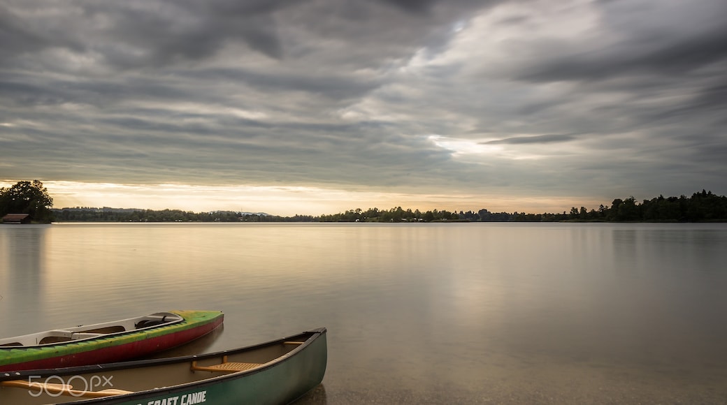 Foto „Lake Staffelsee“ von W I L M A N D I Photography (CC BY)/zugeschnittenes Original