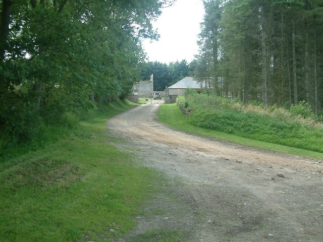 Rannes - Main gate and driveway