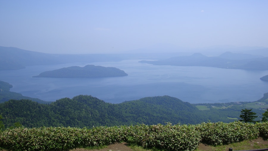 Photo "View of Lake Kussharo from Tsubetsu Mountain pass Observation deck" by undefined () / Cropped from original