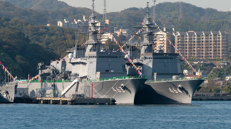 Photo "横須賀・吉倉桟橋Y2に停泊中の掃海母艦うらが・同ぶんご。" by Matthew Fern (Creative Commons Attribution-Share Alike 2.0) / Cropped from original