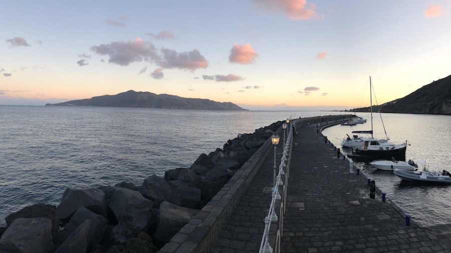 Photo "Santa Maria Salina porto con isola di Lipari" by Codas (Creative Commons Attribution-Share Alike 4.0) / Cropped from original