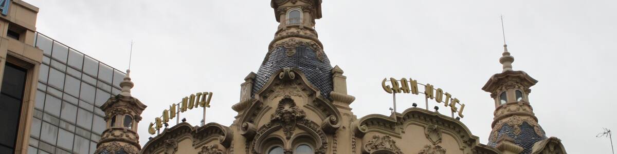 Photo "«Gran Hotel» de Albacete, justo al lado del Altozano" by DnTrotaMundos ☮ (Creative Commons Attribution 3.0) / Cropped from original