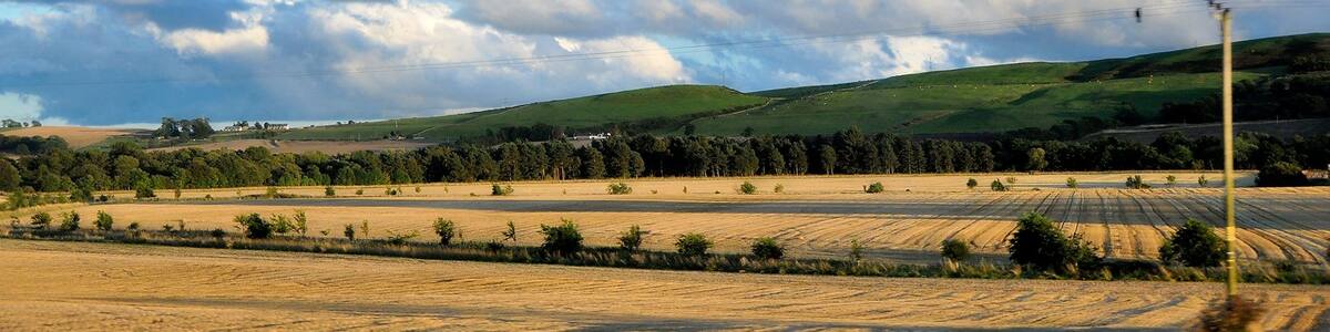 Photo "Fahrt von Dunnotar Castle nach Dundee" by Herbert Frank (Creative Commons Attribution 2.0) / Cropped from original