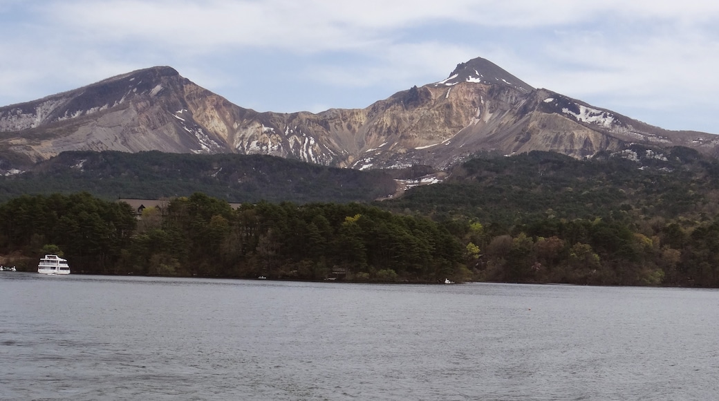 Foto „Lake Hibara“ von MAKIKO OMOKAWA (CC BY-SA)/zugeschnittenes Original