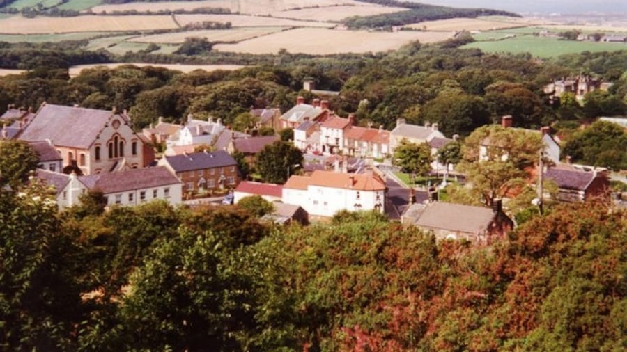 Photo "Looking down on Skelton Just before the Cleveland Way drops steeply into Skelton, one gets a birds eye view of the town, with an impressive chapel on the left and Skelton Castle on the right." by Graham Horn (Creative Commons Attribution-Share Alike 2.0) / Cropped from original