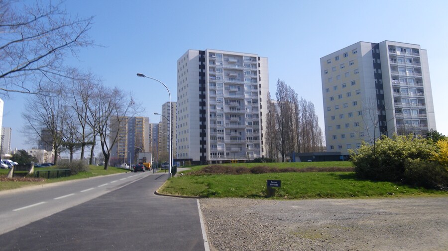 Photo "immeubles a rennes sud , bld de yougoslavie" by chisloup (Creative Commons Attribution 3.0) / Cropped from original