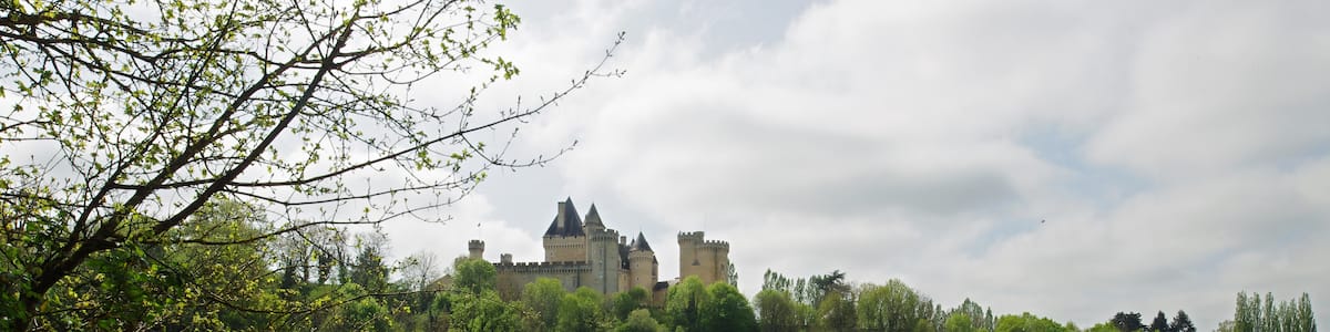 Photo "Le Pont-Chrétien-Chabenet (Indre). Château de Chabenet. L'imposant château de Chabenet domine la vallée de la Bouzanne. Le château de Chabenet est un lieu de mémoire du protestantisme en Berry. Le château a été construit pour Josselin Du Bois*, chambellan de Louis XI et seigneur de Montmorillon durant la deuxième partie du 15ème siècle. Dès 1463, Josselin du Bois est mentionné comme seigneur de Chabenet; la construction du château fut achevée vers 1471. Il jouera un rôle important dans les luttes qui opposèrent Louis XI aux grands féodaux: les Armagnac, dont le duc de Nemours et les Bourbons.
Vers1480, le château est alors entouré de fossés larges de 8 toises (15,50 m). Il comprenait alors 14 tours et un donjon. Josselin du Bois aura une dizaine d'enfant de trois unions dont François, issu de la troisième, seigneur de Chabenet (décédé vers 1530), qui épousa Jeanne Brachet. Son fils, Jean du Bois dit "le Rouge"*, dissipa la fortune familiale et fut fréquemment emprisonné; notamment à la conciergerie du Palais. En 1544, Jean Du Bois,"le rouge", petit fils de Josselin, enlève la fille du procureur des causes royales de Poitiers. Il est condamné à mort et se réfugie chez Aubert de Montjohan qui le cache. Profitant de la situation celui-ci acquiert le château. Jean du Bois, "le Rouge", céda donc le château en 1544 à Aubert de Montjohan. La fille d'Aubert de Montjohan, Catherine, deuxième épouse du huguenot Jean de Pons, seigneur de Plassac, cousin d'Henri IV, chambellan et conseiller d'Etat du roi de Navarre, l'apporta ainsi à son mari. Le mobilier de la chapelle et le contenu de la bibliothèque laissent supposer qu'Aubert de Montjohan était déjà acquis aux idées de la Réforme. Cette lignée se poursuivit par Anne de Pons qui se maria trois fois et apporta successivement ses biens berrichons et Chabenet à ses trois époux, tous des Pierrebuffière. Le dernier de ses enfants, Charles de Pierrebuffière, proche de Gaston d'Orléans, mourra huguenot. Son arrière-petit-fils, Charles-Benjamin de Pierrebuffière, abjurera le protestantisme en 1685 à l'âge de 12 ans mais sa mère Catherine de Couraud, déjà veuve, maintiendra la foi protestante au château de Chabenet jusqu'à sa mort en 1735. Pendant les guerres de religion, il appartient à la maison protestante Pierre de Buffiere. Ce château reste propriété protestante de 1585 à 1735. Pris par la Ligue, puis reconquis par Henri de Navarre, le château de Chabenet fut étroitement associé à l'histoire du protestantisme berrichon de la région d'Argenton- sur-Creuse, place de sûreté accordée aux protestants par l'Edit de Nantes. Cette place se rendit au Roi en 1620 et, l'exercice public du culte y ayant été supprimé, Chabenet accueillit dorénavant les fidèles des environs. En 1635,ses défenses furent partiellement démantelées par Richelieu à la suite de l'Edit d'Alès*, mais plusieurs de ses tours, dont le donjon, gardent encore leurs charpentes d'origine, L'histoire protestante du château se clôturera en 1735 avec l'abjuration de la dame de Chabenet, Catherine de Couraud, obtenue sur son lit de mort à l'âge de 94 ans. Par la suite, et au travers de filiations féminines, Chabenet passera au marquis d'Asnières, au comte de Poix* puis à Joséphine de Boisé de Courcenay, décédée en 1924, dernière propriétaire descendant d'Aubert de Montjohan. Vendu comme bien d’émigré en 1793, il est racheté en 1803 par la famille de Poix. Louis Thomas Benjamin Comte de Poix le fait restaurer en 1850 puis le lègue à sa filleule Joséphine de Boisé. Ce domaine de près de 2 000 hectares qui va de Chabenet à la Rocherolles est acheté par M. Leclerc (charcutier), puis, en 1940 par M. Willeme* (industriel). M. Billon (Années 1970 : enduction plastique), M. Marek (années 1980 : école de langues) qui le restaura, M. Petrau (années 1990 : produits paramédicaux) et enfin Hapymag (années 2000 : séjours de vacances Le bruit a couru, en 1996, que Michael Jackson aurait racheté le château de Chabenet, il semble que ce fut un canular. Quoi qu'il en soit, le château est actuellement propriété de la société de loisirs et vacances Hapimag. Hapimag est une société par actions dont les actionnaires ne reçoivent pas de dividendes, mais un droit de jouissance des propriétés. Josselin du Bois fut un fidèle du roi Louis XI qui avait apprécié ses services pendant son exil en Brabant. Après son accession au trône, en 1461, il le nomma capitaine de Montmorillon, maréchal de ses logis et bailli des Montagnes d'Auvergne et lui fit très autoritairement épouser en deuxièmes noces Anne Asse, de riche et noble lignée. Josselin du Bois était alors veuf d'une première union sans doute non noble. Après la mort de Louis XI et celle d'Anne Asse, Josselin du Bois se remariera en 1486 avec Marguerite de Pérusse des Cars, veuve descendant d'une très ancienne lignée. Il décédera en 1498. Jean du Bois dit "le Rouge" aurait été surnommé le Rouge à cause d'un manteau rouge qu'il portait : "XXIII. Et en l'an auparavant, le Seigneur de Pringe, Aubert de Montjehan, sieur dudit Langon, bailla ledit Langon en échange à un gentilhomme du Berry, nommé Jean Dubois, dit le Rouge, à cause d'un manteau rouge qu'il portoit. Les autres l'appeloient de Chabenet, et lequel lieu de Chabenet demeura en contre-échange audit Sieur de Pringe. Et durant que ledit Dubois étoit Seigneur dudit Langon, lui et ledit François Suzenet, Seigneur du Bois-Lambert, firent échange. C'est pourquoi tout le droit du grand four demeura audit Dubois et tout le droit de terragerie demeura audit Suzenet et trois septiers et demi qu'il bailloit annuellement au Seigneur de Langon. Et lequel Seigneur de Langon nommé Jean Dubois , ne posséda qu'un an ou deux le Langon et, quant à ses moeurs et conversation, je me tais......" (Archives historiques du Bas-Poitou - Chroniques fontenaisiennes - Fontennay-le-Comte - 1841 - pp45 et 46) Édit de grâce d'Alès (28 juin 1629) : Après avoir vaincu les protestants à La Rochelle, Louis XIII publie l'édit de grâce d'Alès qui oblige les protestants du royaume à renoncer à leurs places de sûreté et au droit de tenir des assemblées. Willème est une marque française de camions. Créée après la Première Guerre mondiale en 1919 à Nanterre, la marque disparaîtra en 1960. Louis-François-Vincent, comte de Poix, Seigneur de Marécreux de la Noühe, de la Barre en Ciron, lieutenant-colonel d'infanterie, Chevalier de St Louis. Il épousa en 1769, Elisabeth de Pierre Buffière, dame de Chabenet. Il fût emprisonné pendant la Révolution à Châteauroux et mourut en 1814, au château de Marécreux. De cette union, il aura: Thomas-Louis-Benjamin, Baron de Poix, Chevalier de Malte en 1773 puis époux à Paris le 27 novembre 1810 de Joséphine d'Andigné de la Châsse. Les deux moururent au château de Chabenet après avoir eu : Louis-Thomas Benjamin, comte de Poix, Châtelain de Chabenet, mort sans alliance en 1878 et Marie-Louise-Léontine de Poix, qui épousa le Comte Stanislas de Boisé de Courcenay. De cette dernière union , naquit, vers 1840,Joséphine de Boisé, qui devint ainsi l'héritière du château de Chabenet, à la mort de son oncle.Elle même mourut à l'âge de 84 ans sans héritiers directs. Sa succession fera l'objet d' un contentieux juridique dont la presse se fera l'écho. (H. Alain Brissaud a achevé en 1996 une importante étude sur Josselin du Bois et le château de Chabenet intitulée "Six siècles à Chabenet". L'exemplaire que l'auteur a remis à la Bibliothèque de la Société d'Histoire du Protestantisme Français est conservé sous la cote br. 110.)" by Daniel Jolivet (Creative Commons Attribution 2.0) / Cropped from original
