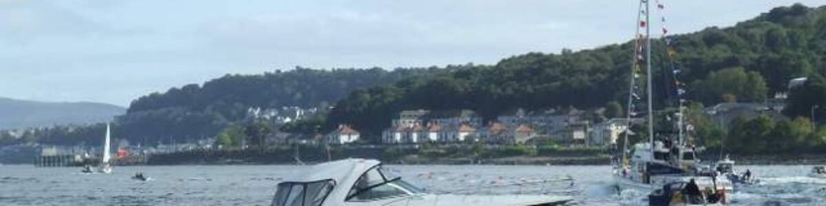 Photo "South Gourock Viewed from MV Saturn, off Cloch Point." by Thomas Nugent (Creative Commons Attribution-Share Alike 2.0) / Cropped from original