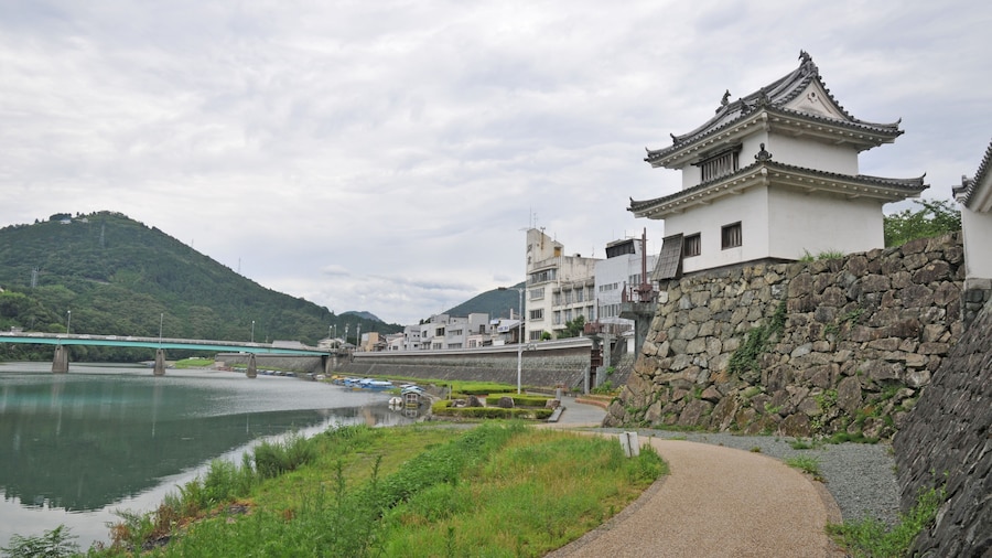 Photo "Ōzu castle Owata-yagura turret (Japan's national important cultural property), with Tomisu-yama mountain and Hiji-kawa river" by Reggaeman (Creative Commons Attribution-Share Alike 3.0) / Cropped from original