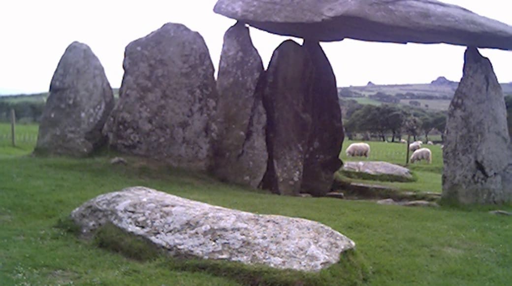 Photo "Pentre Ifan Dolmen" by chestertouristcom (CC BY-SA) / Cropped from original