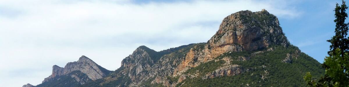 Photo "La muntanya de Santa Fe i la serra de Sant Joan des de Fígols" by Isidre blanc (Creative Commons Attribution-Share Alike 4.0) / Cropped from original