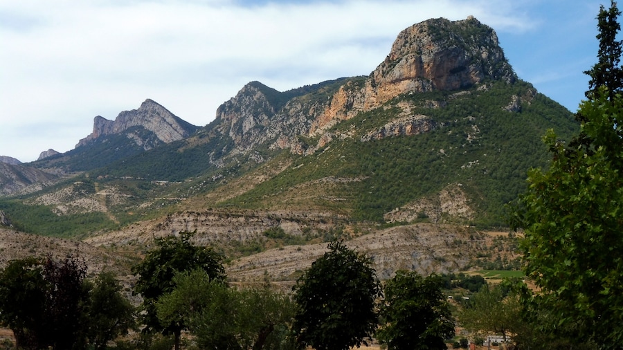 Photo "La muntanya de Santa Fe i la serra de Sant Joan des de Fígols" by Isidre blanc (Creative Commons Attribution-Share Alike 4.0) / Cropped from original