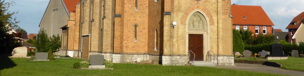 Photo "Katholische St.-Bernward-Kirche in Hönnersum," by undefined (Creative Commons Zero, Public Domain Dedication) / Cropped from original