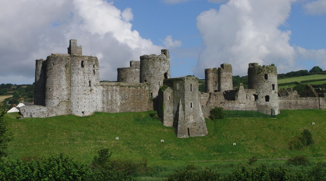 Foto "Kidwelly Castle" por Iphrit (page does not exist) (CC BY-SA) / Recortada de la original