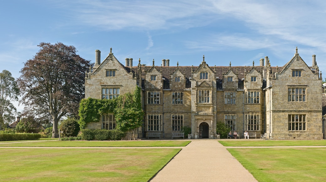 Photo "Wakehurst Place" by Diliff (CC BY-SA) / Cropped from original