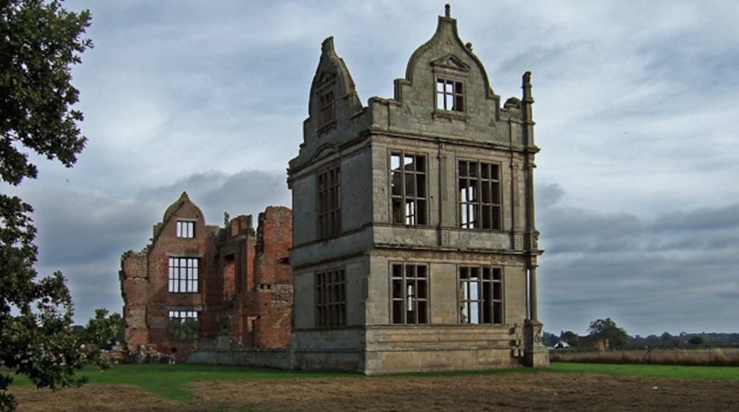 Photo "Moreton Corbet Castle" by Mike Searle (CC BY-SA) / Cropped from original