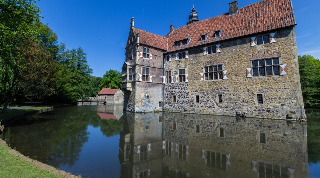Photo "Vischering Castle" by Dietmar Rabich (CC BY-SA) / Cropped from original