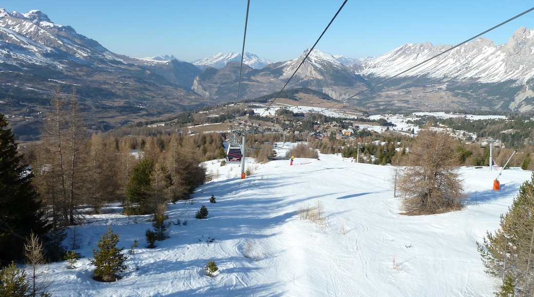 "La Joue du Loup skidresort"-foto av Gonioul (CC BY-SA) / Urklipp från original