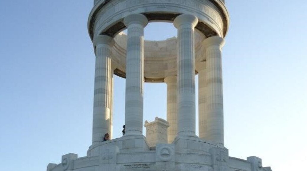 Foto „Monumento ai Caduti“ von Stelamali (page does not exist) (CC BY-SA)/zugeschnittenes Original